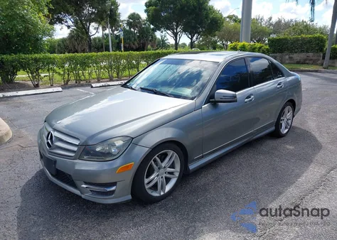 2013 Mercedes-Benz C 300 Sport 4Matic z USA, uszkodzony, nr VIN WDDGF8AB0DR251331